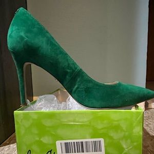 Emerald green suede pump, stiletto heel, pointed toe